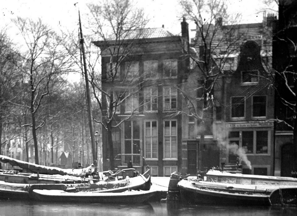 Zwanenburgwal 19-23 hoek Waterlooplein (ca.1910)