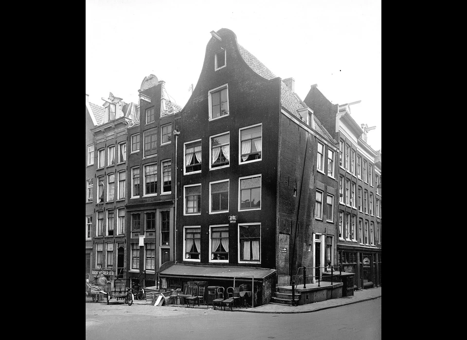 Zwanenburgwal 49-51 met hoekhuis Zwanenburgerstraat 1 (1940)