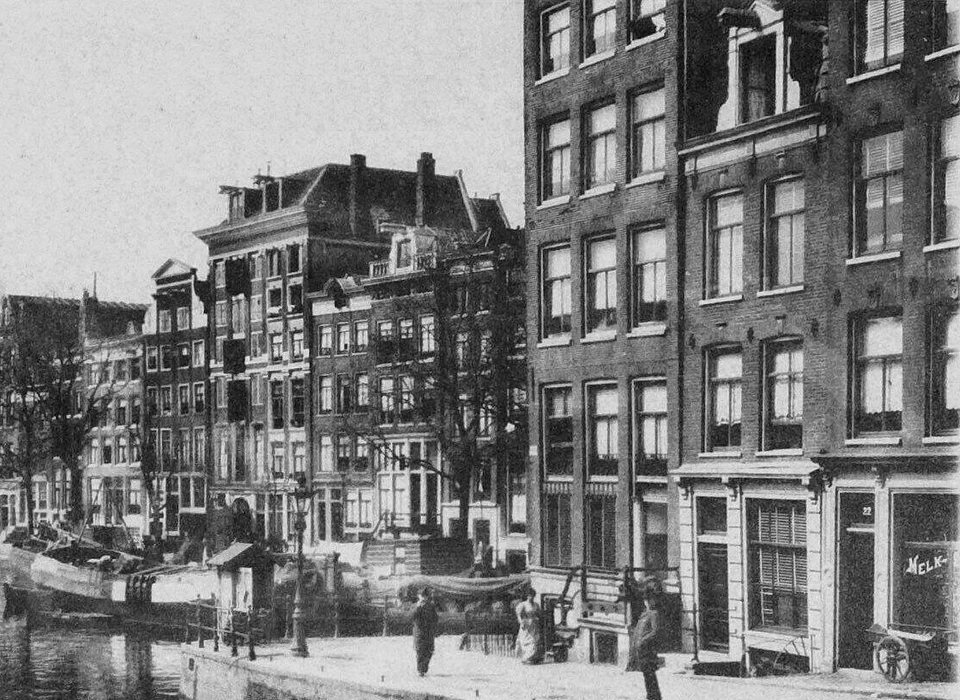 Zwanenburgwal 2 (vh 22-26) na Raamgracht 8-116 (vh 28-50) (v.r.n.l.) van Sint Antoniesbreestraat richting Staalstraat (ca.1900)