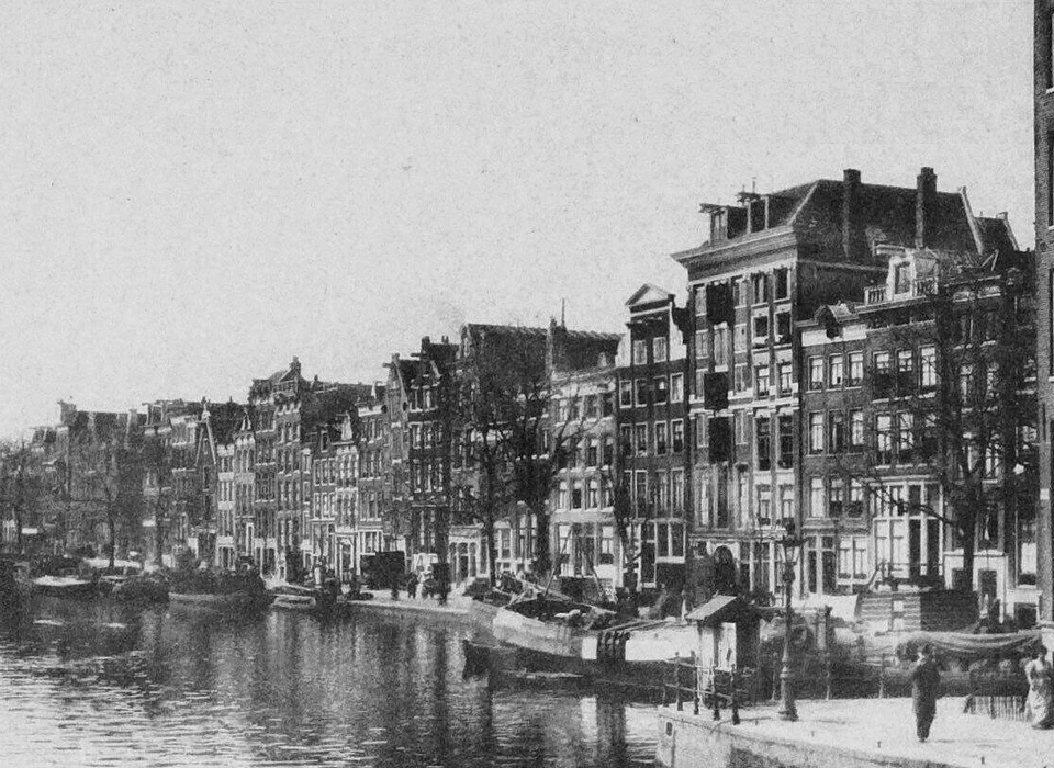 Zwanenburgwal 20-258 (vh 32-90) (v.r.n.l.) van Raamgracht richting Staalstraat (ca.1900)