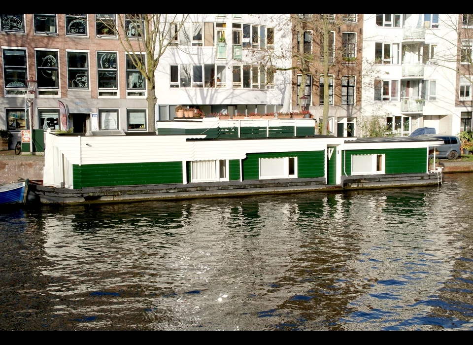 Zwanenburgwal 182 woonschip De Wiekslag schip gebouwd in Amsterdamse School-stijl (2022)