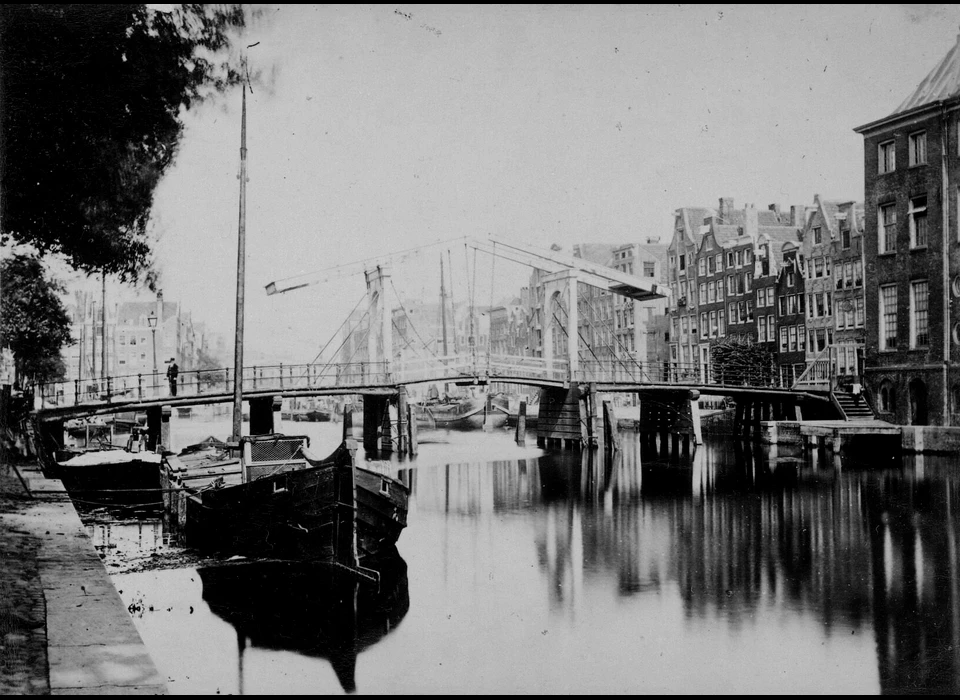 Zwanenburgwal de Zwanenburgerbrug voor de Staalstraat-Zwanenburgerstraat (1870)
