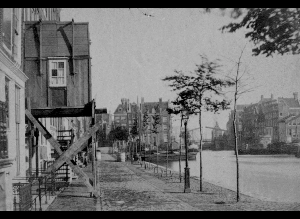 Zwanenburgwal 66 (voorheen ca.46) Aan de gracht uitgebouwde tijdelijke loofhut voor het Loofhuttenfeest (ca.1879)