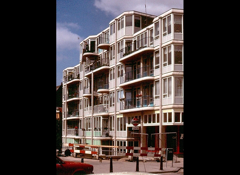 Zwanenburgwal 2 (vh 16-26) hoek Sint Antoniesbreestraat (1984)