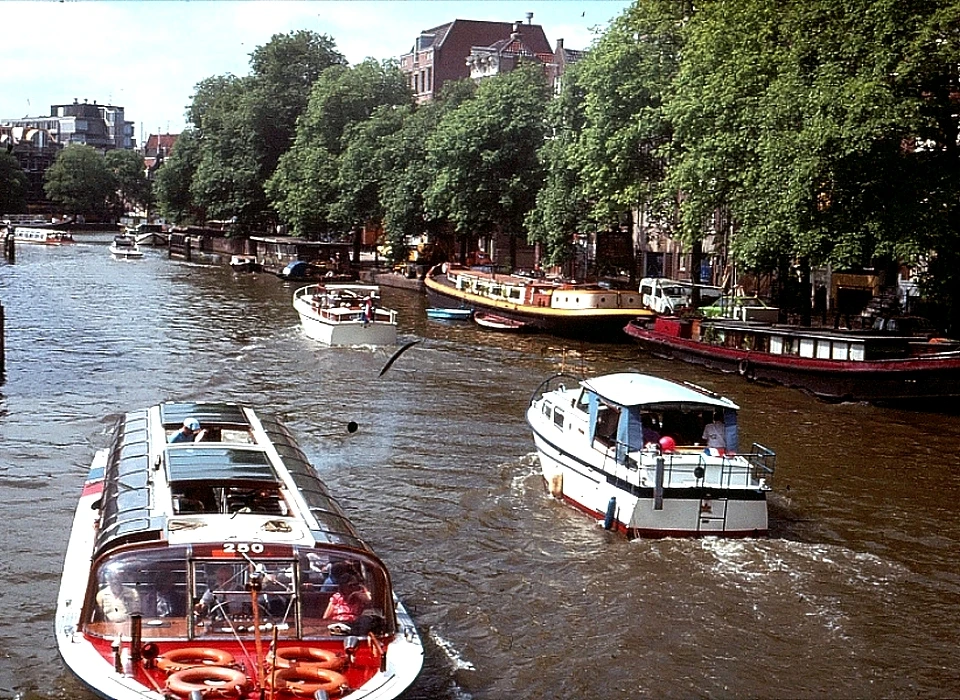 Zwanenburgwal scheepvaart in gracht (1984)